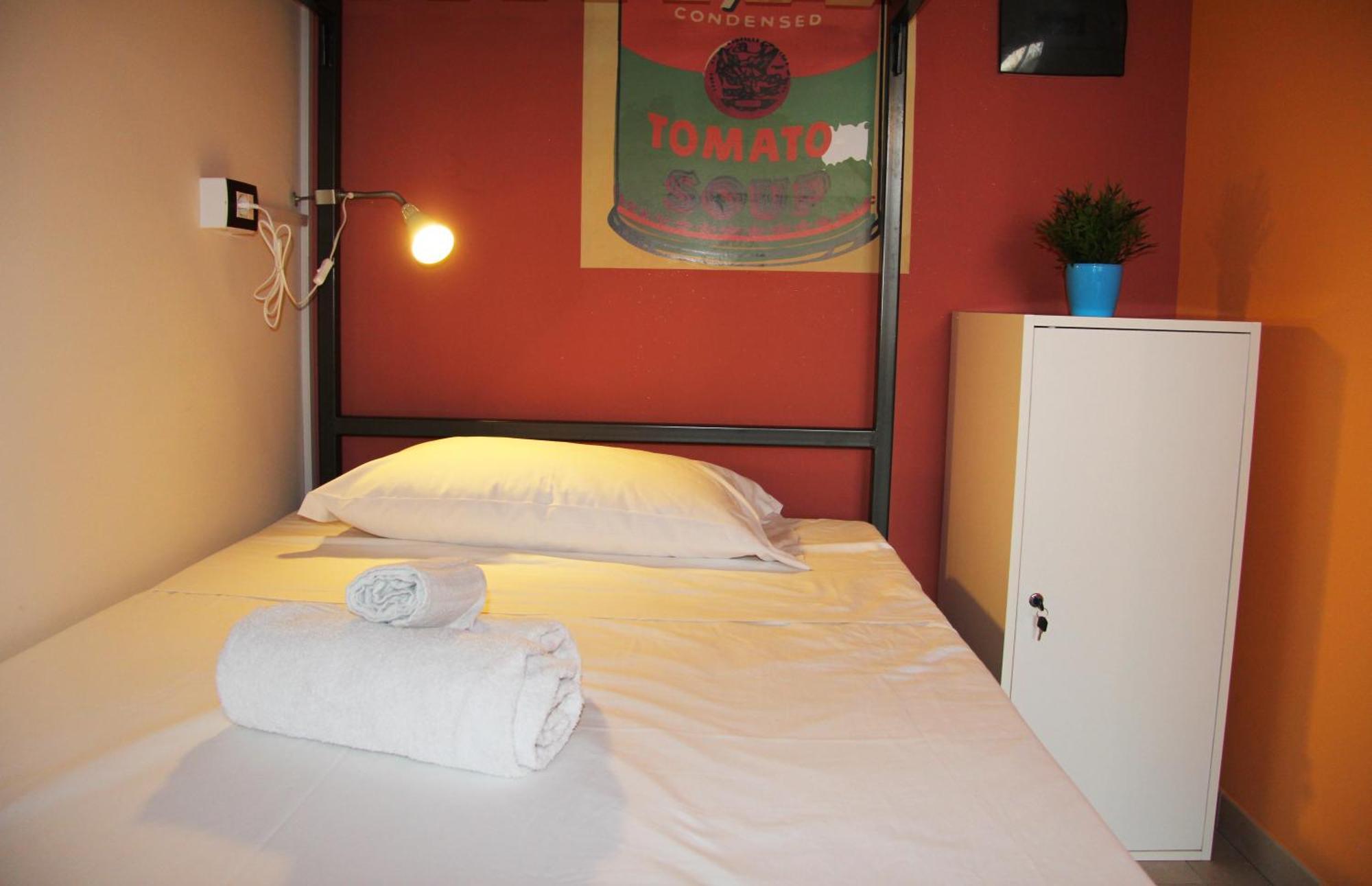 Einzelbett im Männerschlafsaal