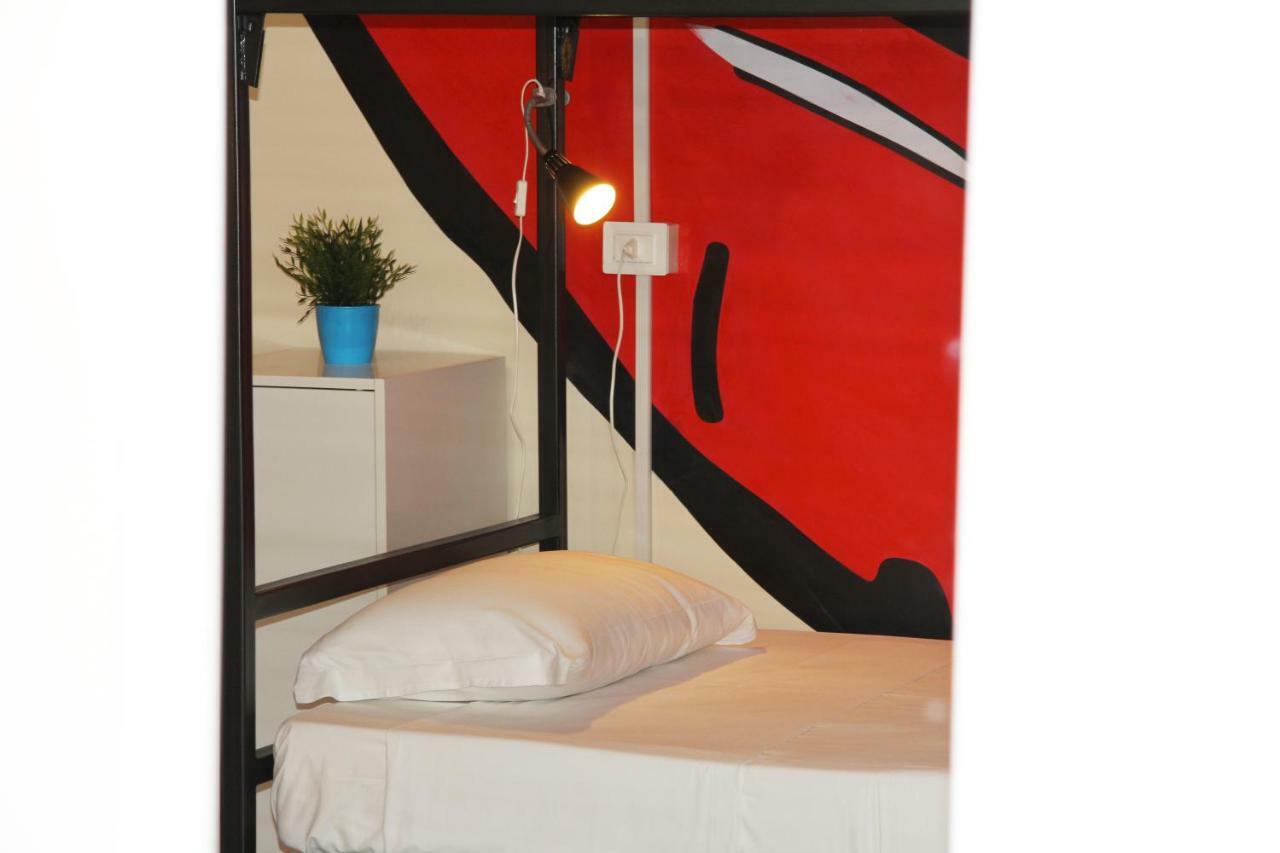 Einzelbett im Frauenschlafsaal